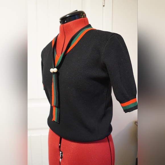 Black knit shirt with red and green tie, pearl detail - Picture 1 of 5